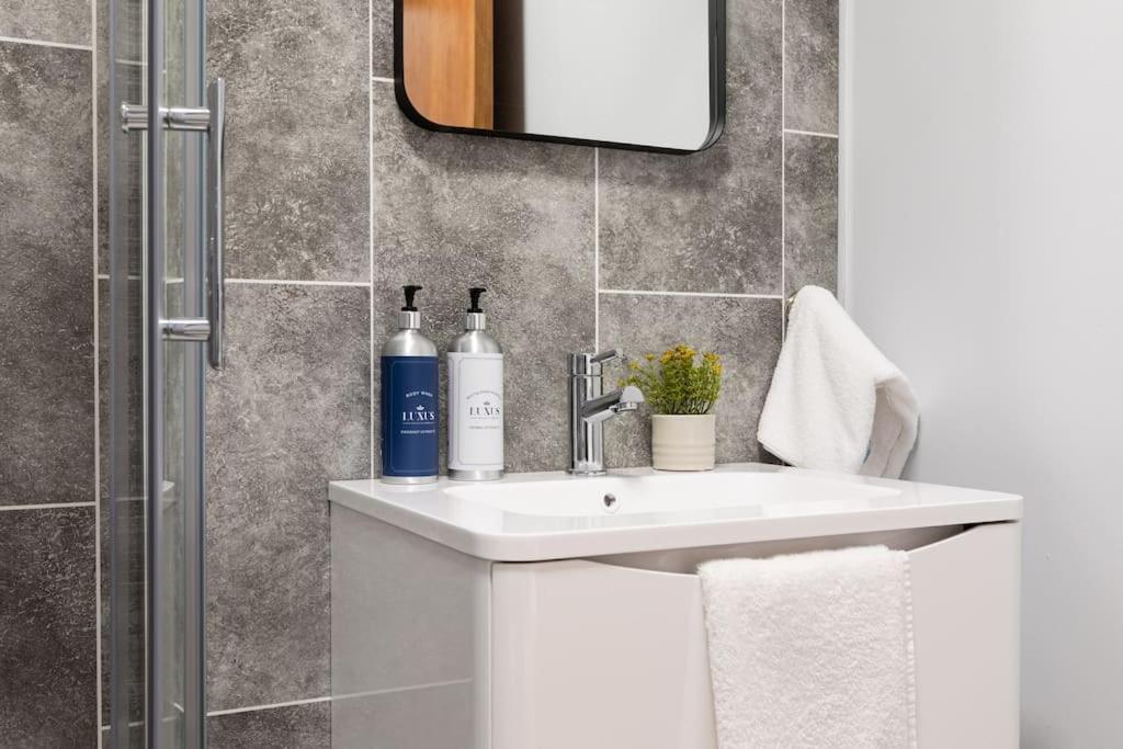 Modern Penthouse Apartment 2 Bed, 2 Bath Sleeps 6 City Centre Belfast Eksteriør billede