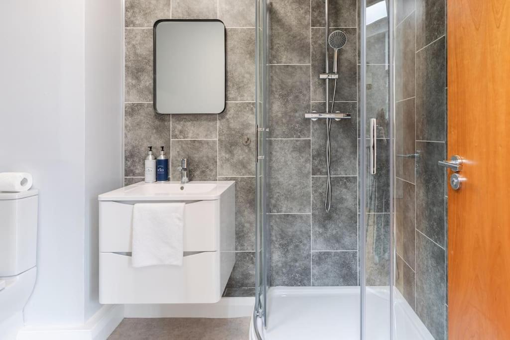 Modern Penthouse Apartment 2 Bed, 2 Bath Sleeps 6 City Centre Belfast Eksteriør billede